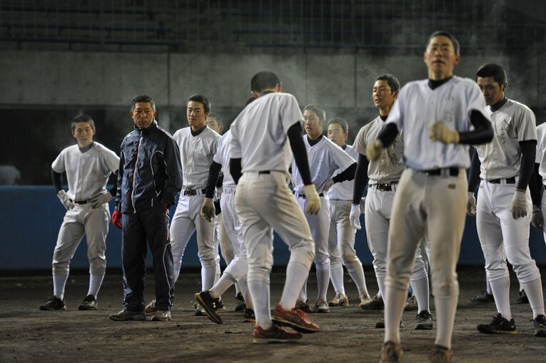 冬の強化合宿で早朝練習に打ち込む生徒たちと小倉前監督（撮影は2011年）　©Hideki Sugiyama