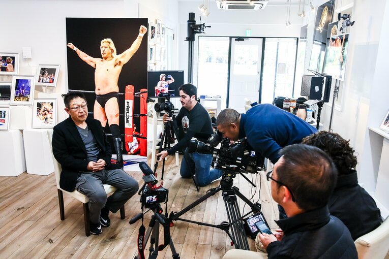 高山のチャリティー写真展には海外メディアも取材に訪れた