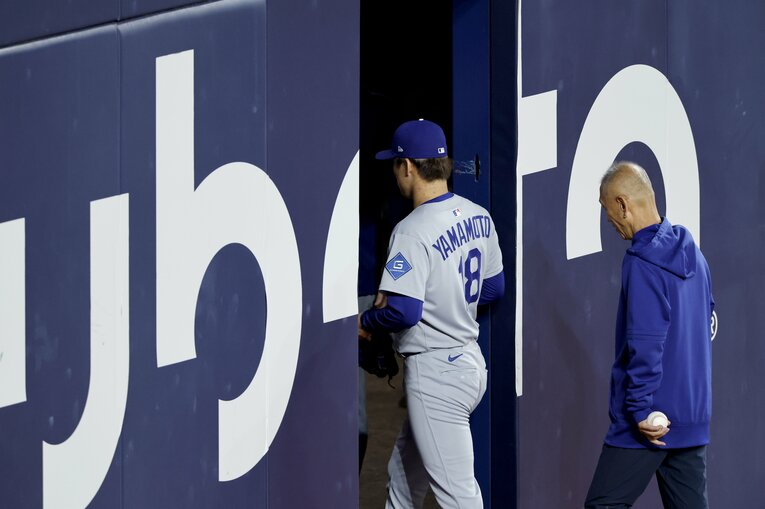 【ドジャースのテレビに映らない名場面】ブルペンに入る由伸の決定的瞬間（写真はまだまだ続きます）　©Getty Images