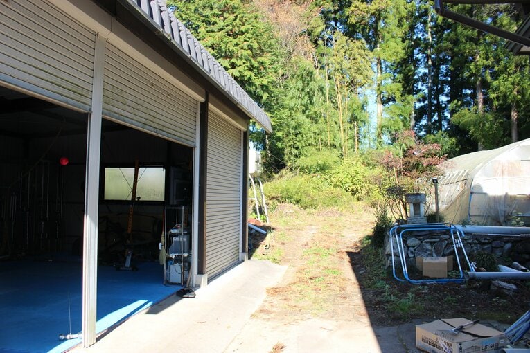 ガレージを改築した手作り感満載のプライベートジム　©Number Web