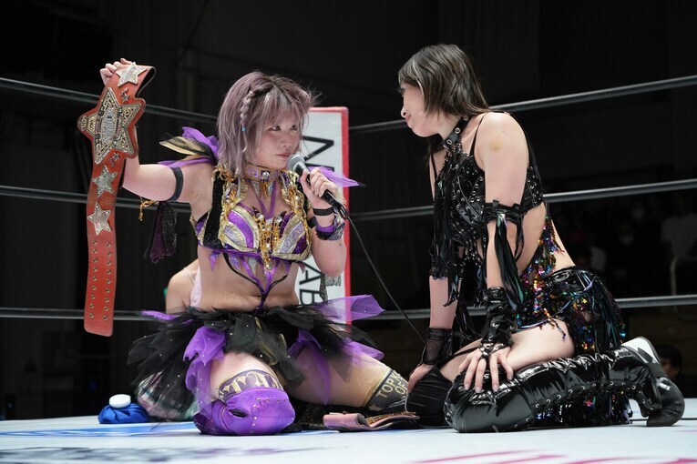 上谷沙弥との赤いベルト戦への意思表示をする中野たむ。11月11日、後楽園ホール　©Essei Hara