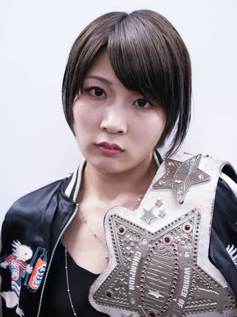 スターダムの白いベルトを保持する安納サオリ　©Essei Hara