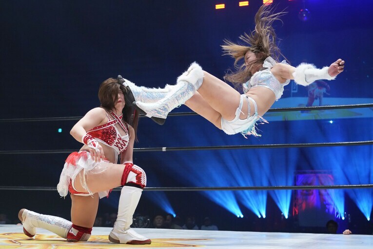 シャイニング・ケンカキックを放つ桜井麻衣　©Essei Hara