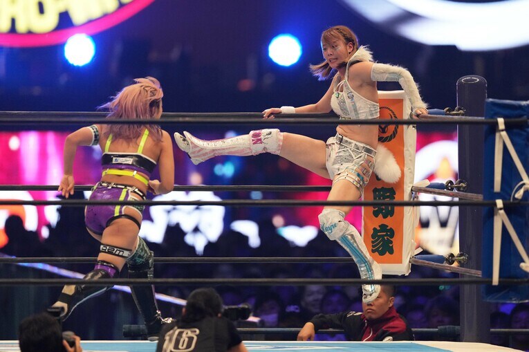 巧みなロープワークを見せる岩谷麻優　©Essei Hara