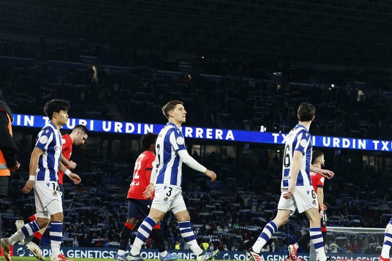 「173cmの久保建英が180cmに空中戦勝利」「反則まがいのマークも…」“キレキレな久保写真”を撮った中で、一瞬とらえた意外な仕草とは(3)