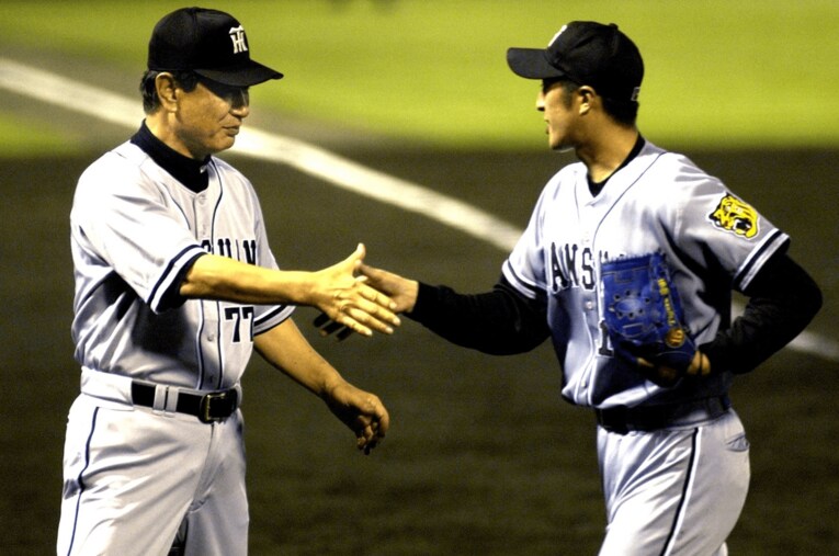 完封勝利を収めた藤田太陽を出迎える星野仙一監督 ／ photograph by Sankei Shimbun