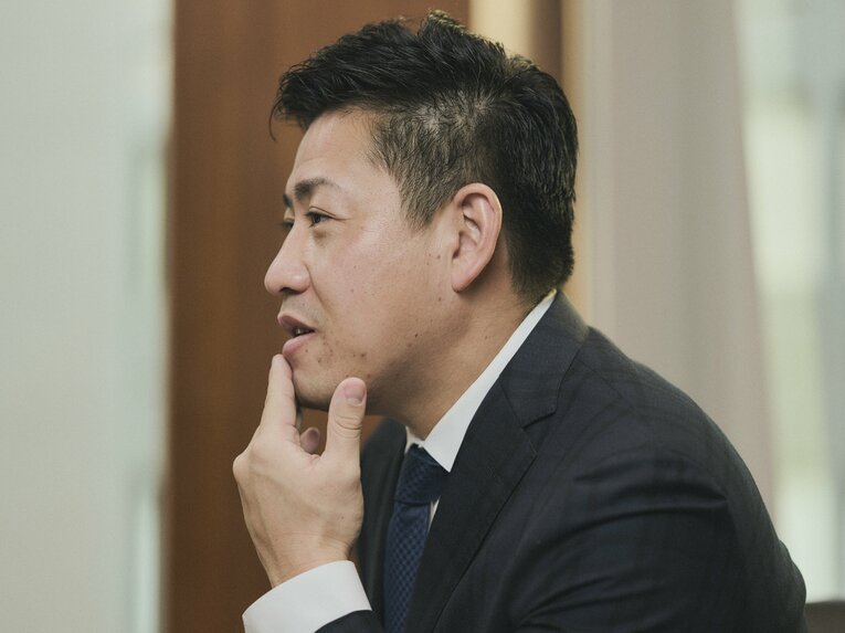 インタビューに答える牧田和久氏　©Yuki Suenaga