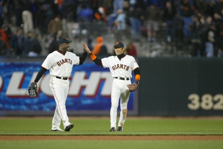 バリー・ボンズと笑顔でハイタッチする新庄（写真は2002年）。2001年に渡米、メッツで過ごし、翌年ジャイアンツへ　©AFLO