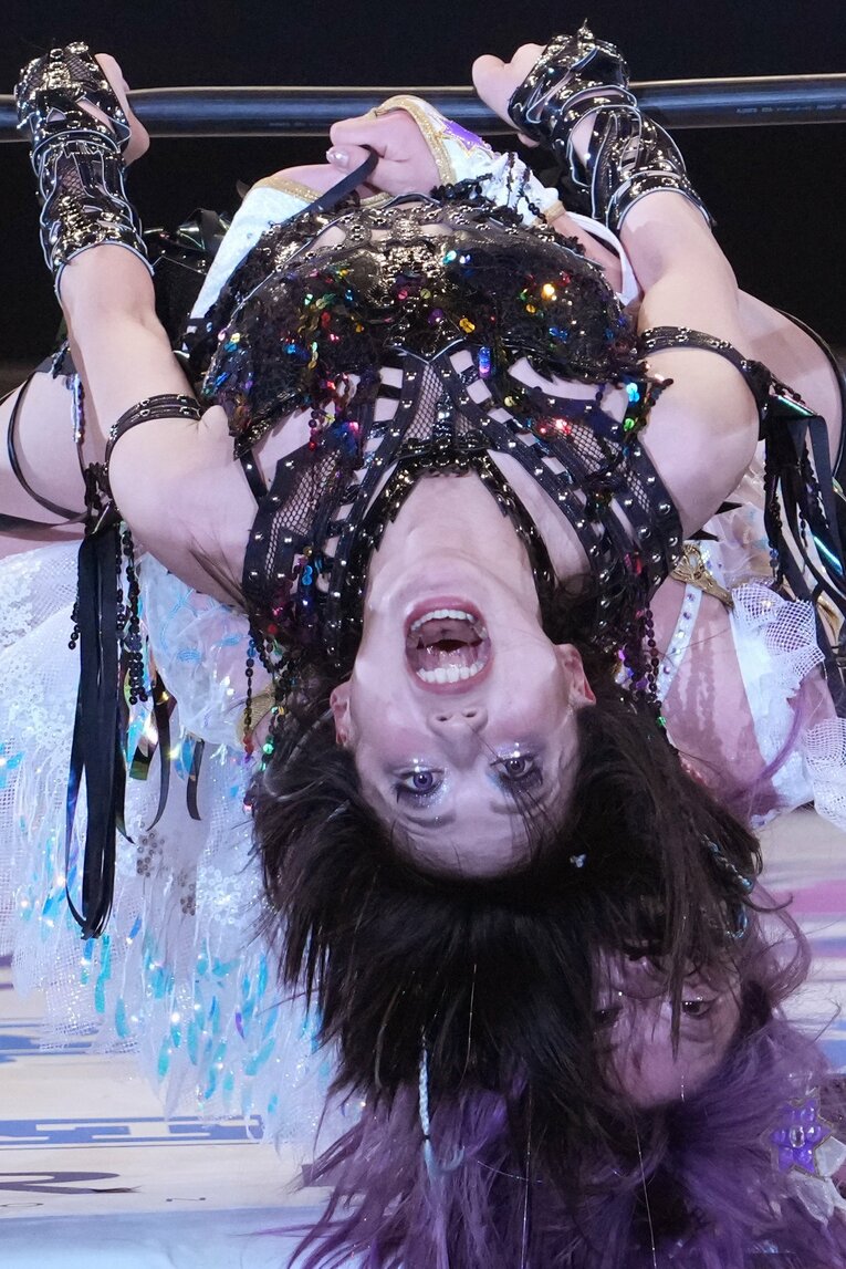 中野たむのエプロンからのスープレックス。ロープをつかんで耐える上谷沙弥　©Masashi Hara