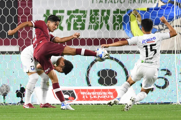 大迫勇也の“半端ないメンタル”が崖っぷちの神戸を蘇らせた…J1残留を争う激闘でカメラマンがとらえた決定的瞬間「PK蹴る気満々だ」(40)