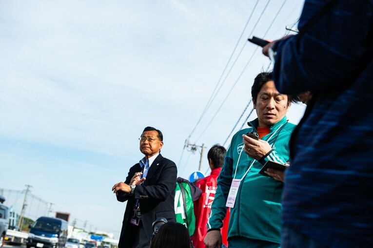 2019年全日本大学駅伝、同じ沿道の地点で応援する大八木監督と原監督　©Shigeki Yamamoto