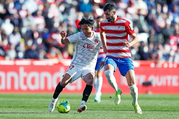 久保建英vsバルサがW杯イヤーのリーガ初戦… 年末の試合で見た「タケの身体の進化」と新星たちの奮起〈撮影者の視点〉(64)