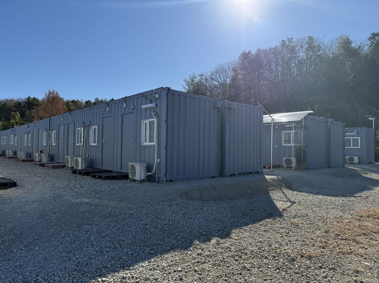 東京都青梅市の明星大学青梅キャンパス跡地に建てられた仮設住宅（写真は男性用の住宅） ©Yuji Yanagawa