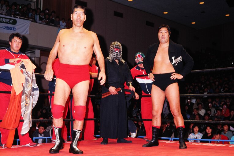 1985年、ジャイアント馬場の付き人時代の川田利明（左）　©AFLO