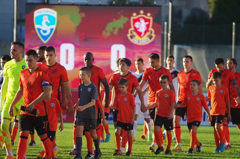 10月2日のゴリツァ戦でピッチに入場する新井晴樹　©Yasuyuki Nagatsuka