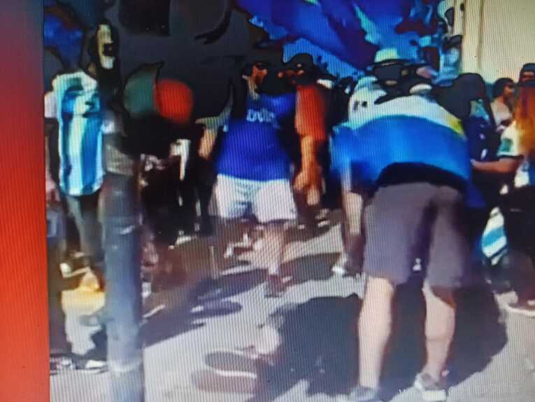 信号によじ登っていて落下　※ブラジル『グローボ』より