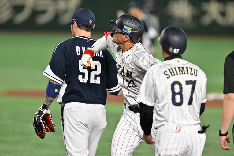 韓国戦の3回、反撃の口火を切るヒットを放ち渾身のガッツポーズ ©Naoya Sanuki