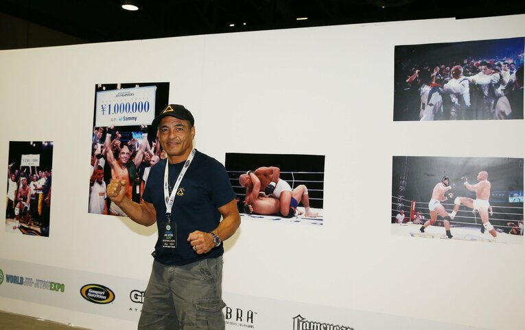 写真展に訪れたヒクソン　©Susumu Nagao