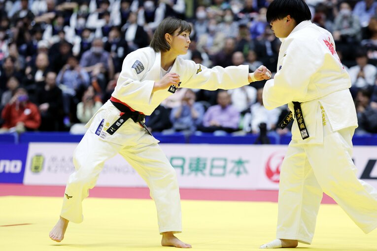 1回戦、登録体重90キロの鋳山真菜実と向き合う角田夏実　©AFLO