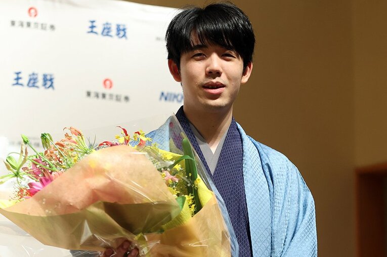 王座戦、初の防衛を果たした藤井聡太七冠。その第3局で見せた逆転劇は衝撃的だった ／ photograph by JIJI PRESS