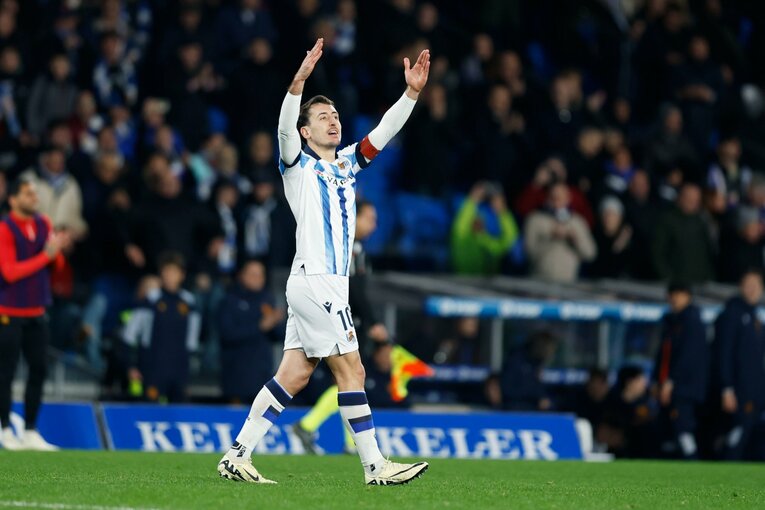 久保建英の「目をつむった祈り」は届かず失望…現地カメラマンが見た“近いようで遠い初タイトル”「タケら選手たちは打ちのめされた。だが」(16)