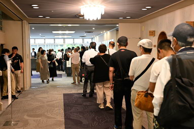 大盤解説の会場に並ぶ人たち　©Keiji Ishikawa