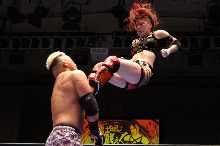 「いつか、傷だらけの背中でウェディングドレスを」 18歳の女子レスラー・鈴季すずが大流血を「嬉しい」と語る理由(14)