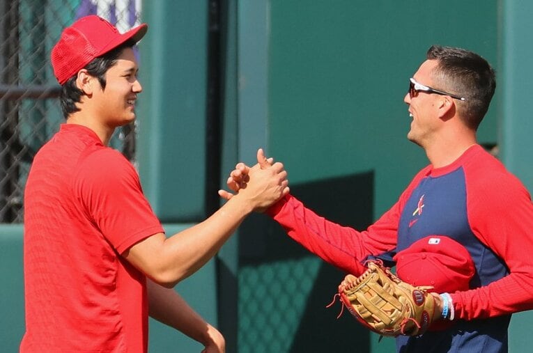 日本時間5月3日の試合前、久々に再会し握手する大谷翔平とヌートバー。4日のマウンドには大谷が上がる予定だ ／ photograph by Getty Images