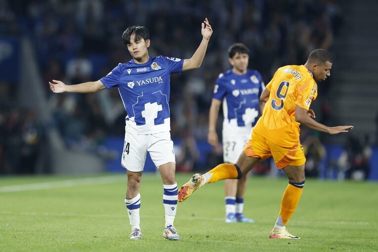 久保にかわされたエムバペが、後ろから抱え込む様に久保を阻止　©Daisuke Nakashima