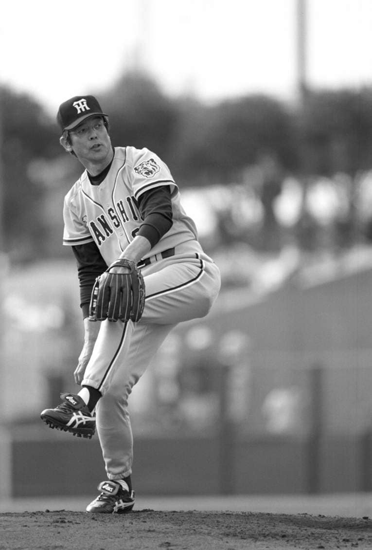 2003年、OB戦で投げる江本孟紀　©BUNGEISHUNJU