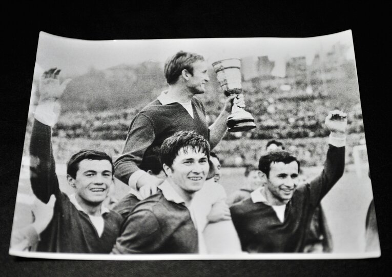 ジェリェズニチャルの選手時代、カップを掲げるオシム　©︎Takuya Sugiyama