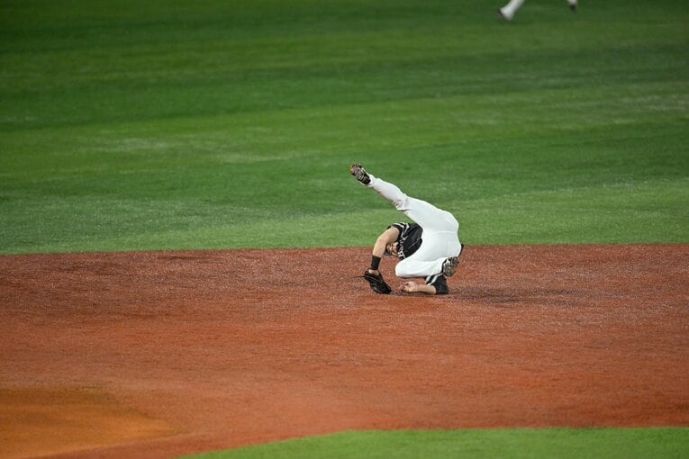 日本シリーズ第6戦、牧秀悟の当たりに飛びつく栗原陵矢　©︎Nanae Suzuki