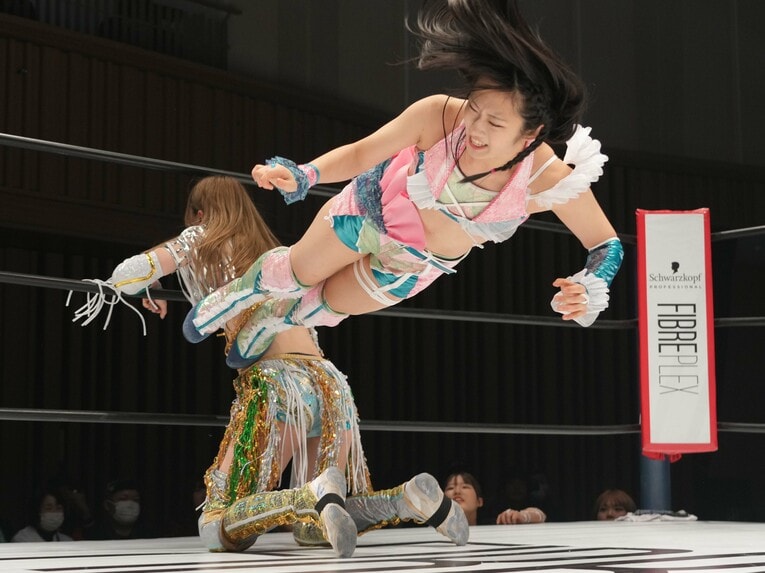 上谷沙弥に低空ドロップキックを打ち込む玖麗さやか　©Essei Hara