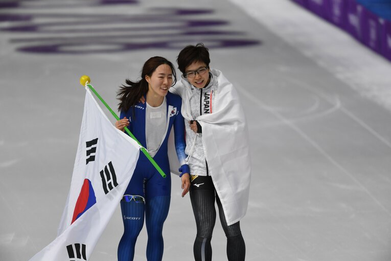 涙するイ・サンファに寄り添う小平奈緒（2018年平昌五輪）©️Naoya Sanuki/JMPA