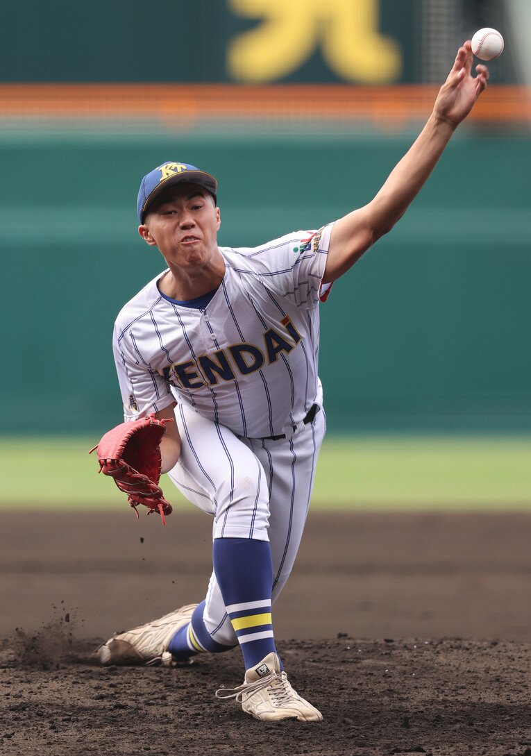 昨夏の甲子園で先発し力投した健大高崎・下重賢慎投手。中央大に進学する　©JIJI PRESS
