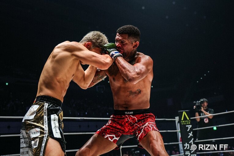 秋元強真vs.パッチー・ミックス　©RIZIN FF