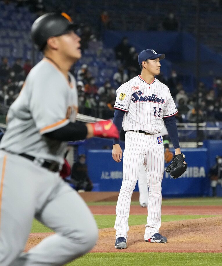 奥川が最後に公式戦で先発した2022年３月29日の巨人戦。４回に巨人・岡本に本塁打を浴びこの回限りで交代した　©︎KYODO