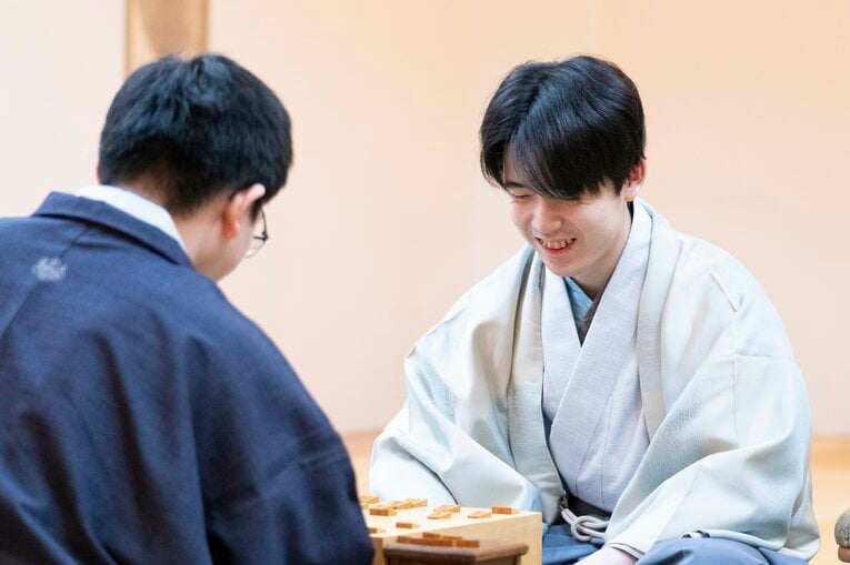 【藤井vs永瀬レア写真】負けても勝っても嬉しそう…2人の感想戦を見る（右に続きます）　©Keiji Ishikawa