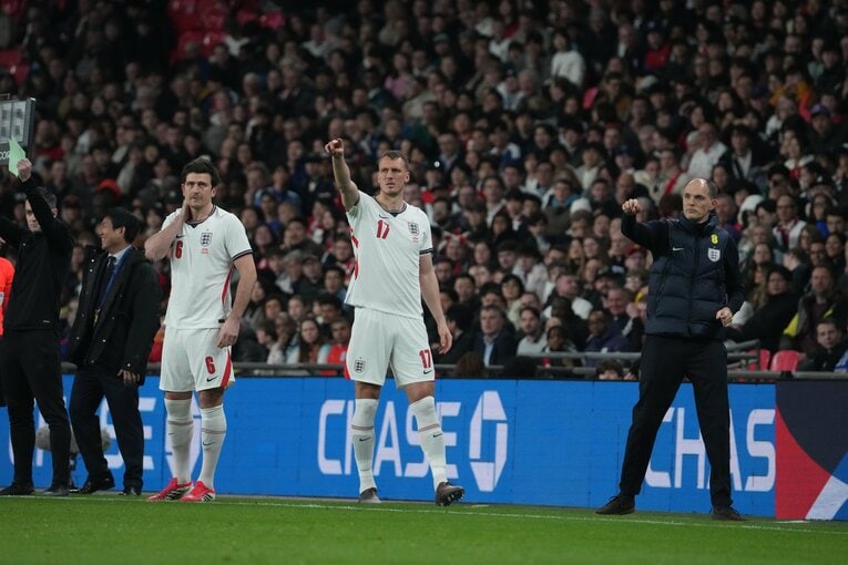 試合終盤、ハリー・マグワイアとダン・バーンを投入するトゥヘル監督　©Masashi Hara