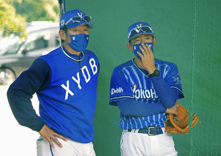 DeNA時代の仁志二軍監督と三浦監督　©KYODO