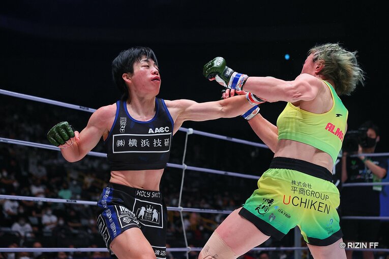 激しい殴り合いとなった浜崎vs藤野　©RIZIN FF