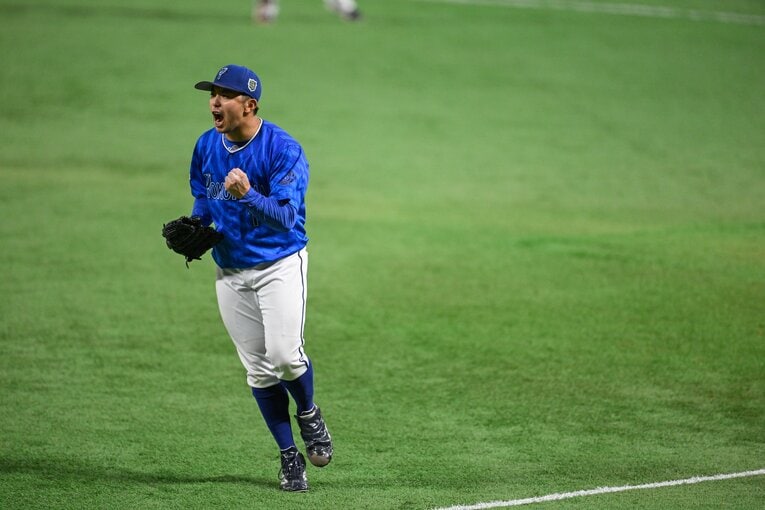 日本シリーズ第3戦、ガッツポーズの東克樹　©Nanae Suzuki
