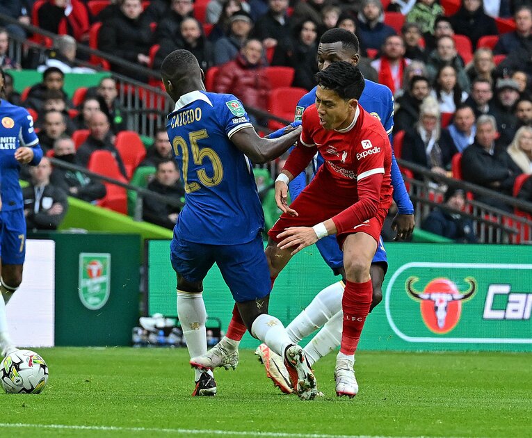 後半7分の場面以外にも、チェルシーのMFカイセドから危険なチャージを受けた【1枚目／全2枚】　©Getty Images