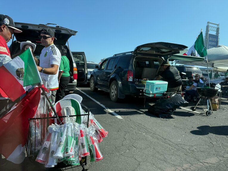 【NHKに映らなかったメキシコ戦の様子（全10枚超）】バーベキューにいそしむメキシコサポ　©Yusuke Mimura