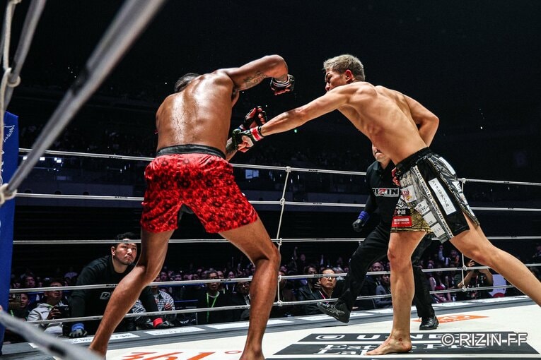 秋元強真vs.パッチー・ミックス　©RIZIN FF