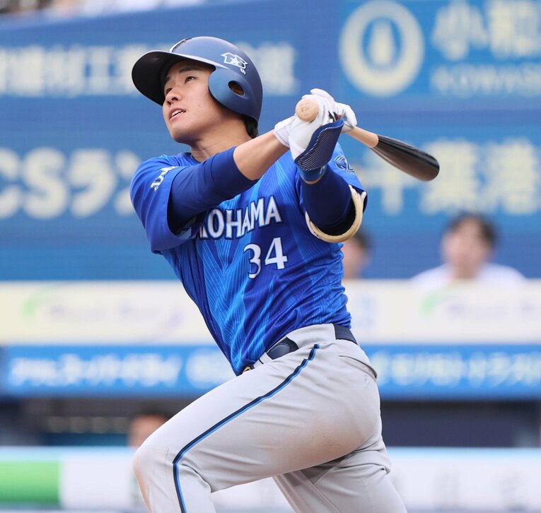 2号本塁打を放つ宮下　©Sankei Shimbun