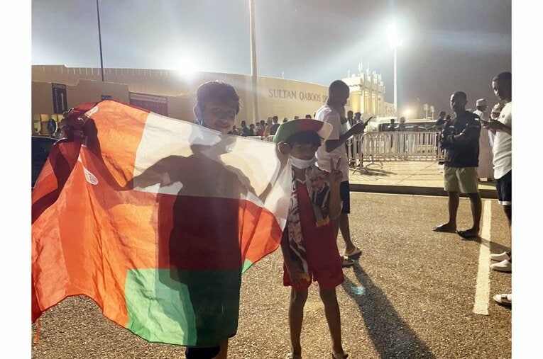 オマーンの応援に訪れた子供たち　©Atsushi Iio