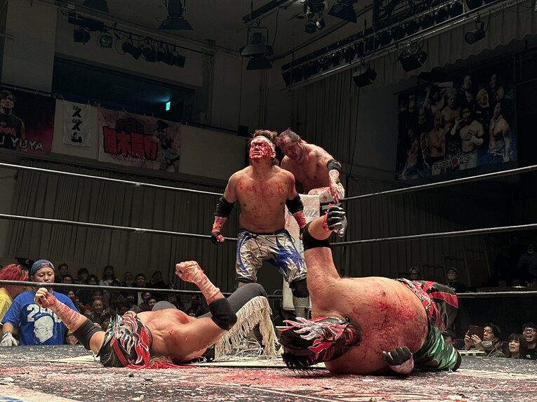 スワイプすると「エル・デスペラードvs葛西純」など激闘写真をご覧になれます　©Norihiro Hashimoto