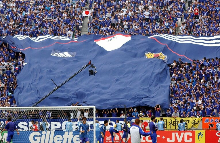 写真は2002年W杯ベルギー戦。スタンドに広げられたビッグユニフォーム　©Getty Images