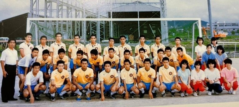 長崎日大高サッカー部時代の写真。森保は前列右から6番目。80年代半ば、部の方針でみんな坊主頭だった